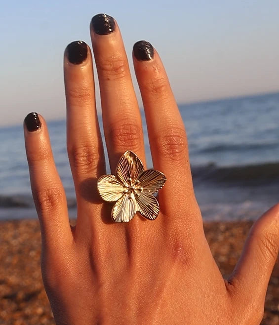 18k gold-plated rings for women – adjustable, waterproof, and nickel-free fashion rings for everyday wear and statement looks.
