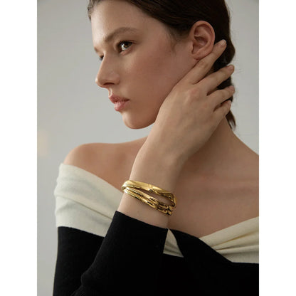 Chloé - Smooth Minimalist Bracelet